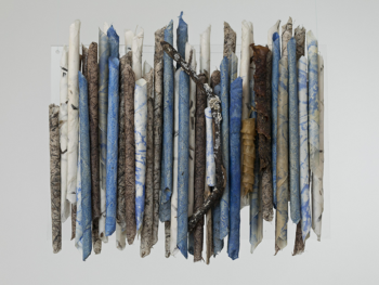 Anni Fiil. Rolls, 30 x 36 cm, håndgjort papir, bark, pergament, fundne objekter